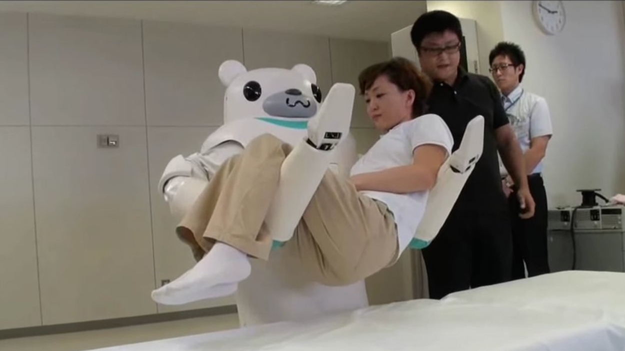 Robots helpen ouderen Japan