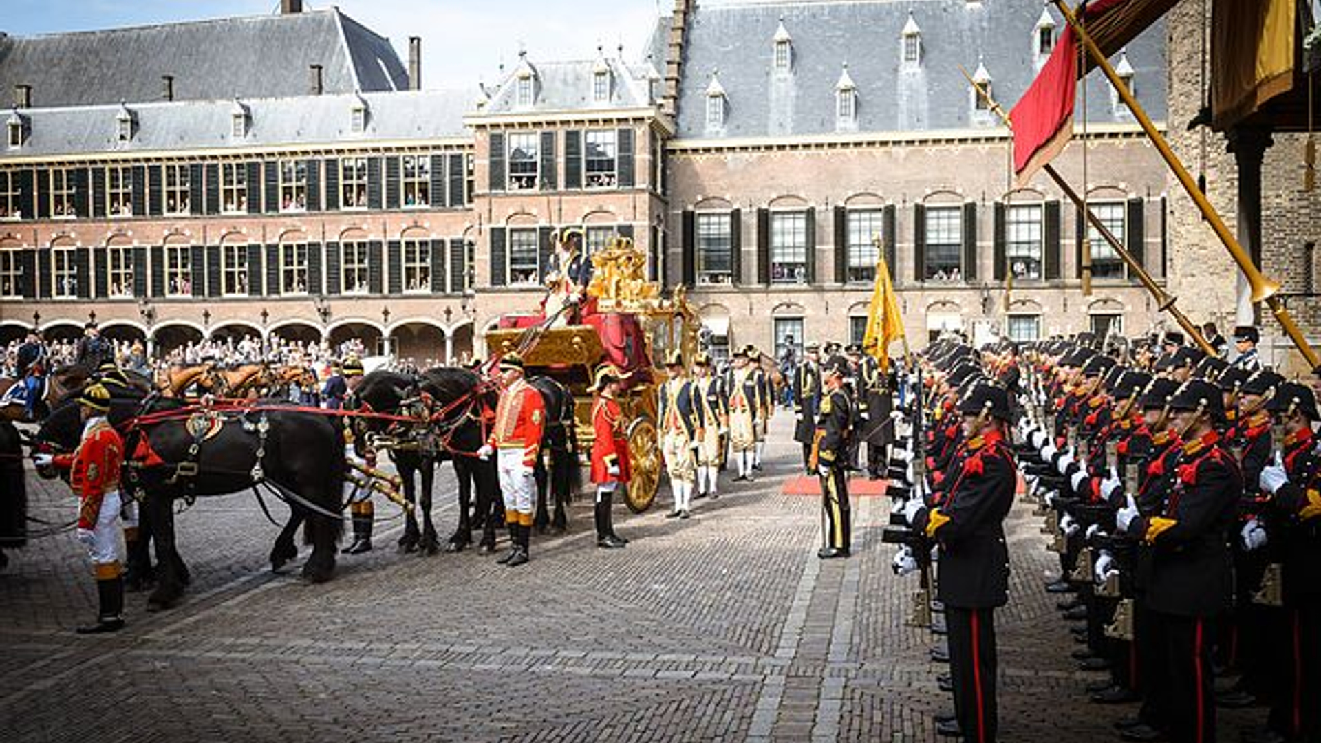 Prinsjesdag_2014_-_De_Gouden_Koets_arriveert