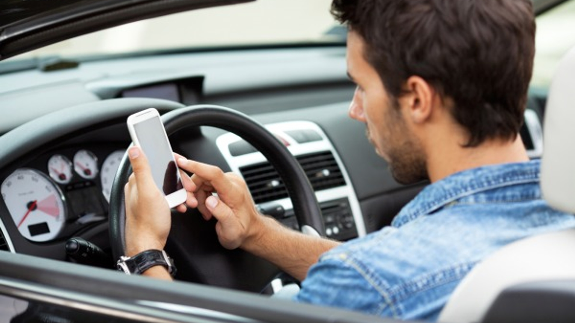 telefoon in de auto