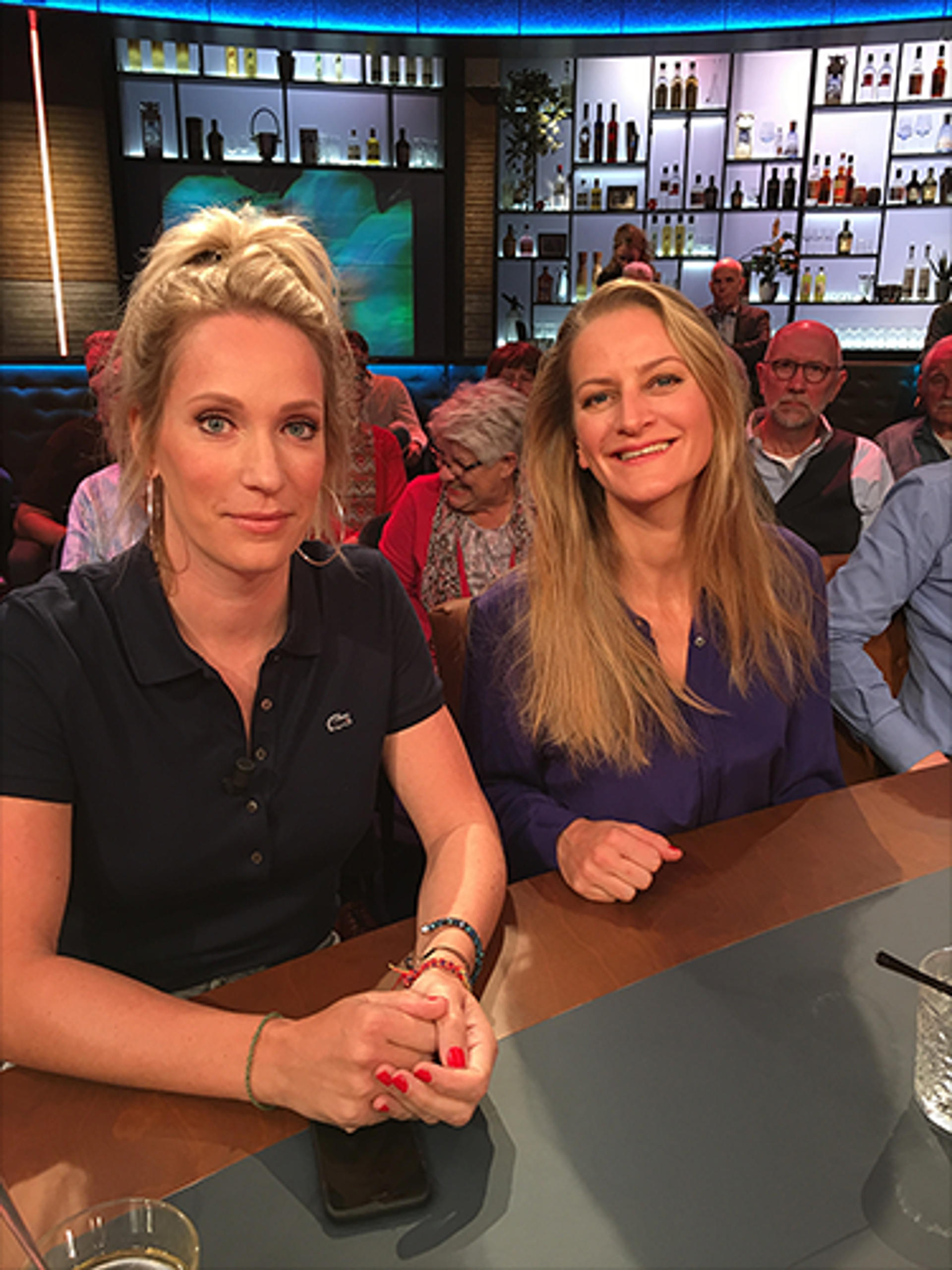 Emilie en Helene aan tafel