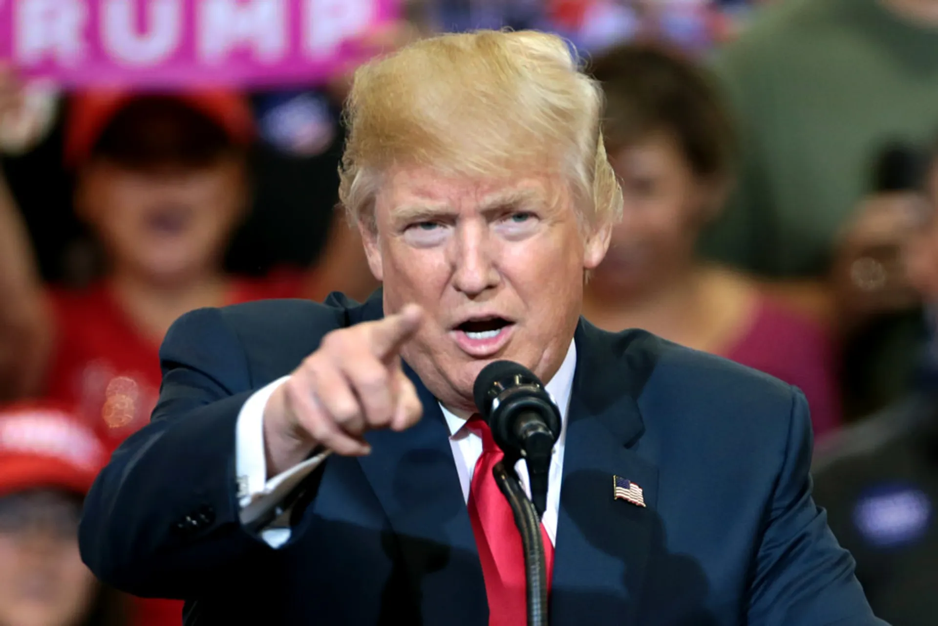 Afbeelding van Trump roept drie Amerikaanse basketballers op president Xi Jinping van China te bedanken voor hun vrijlating