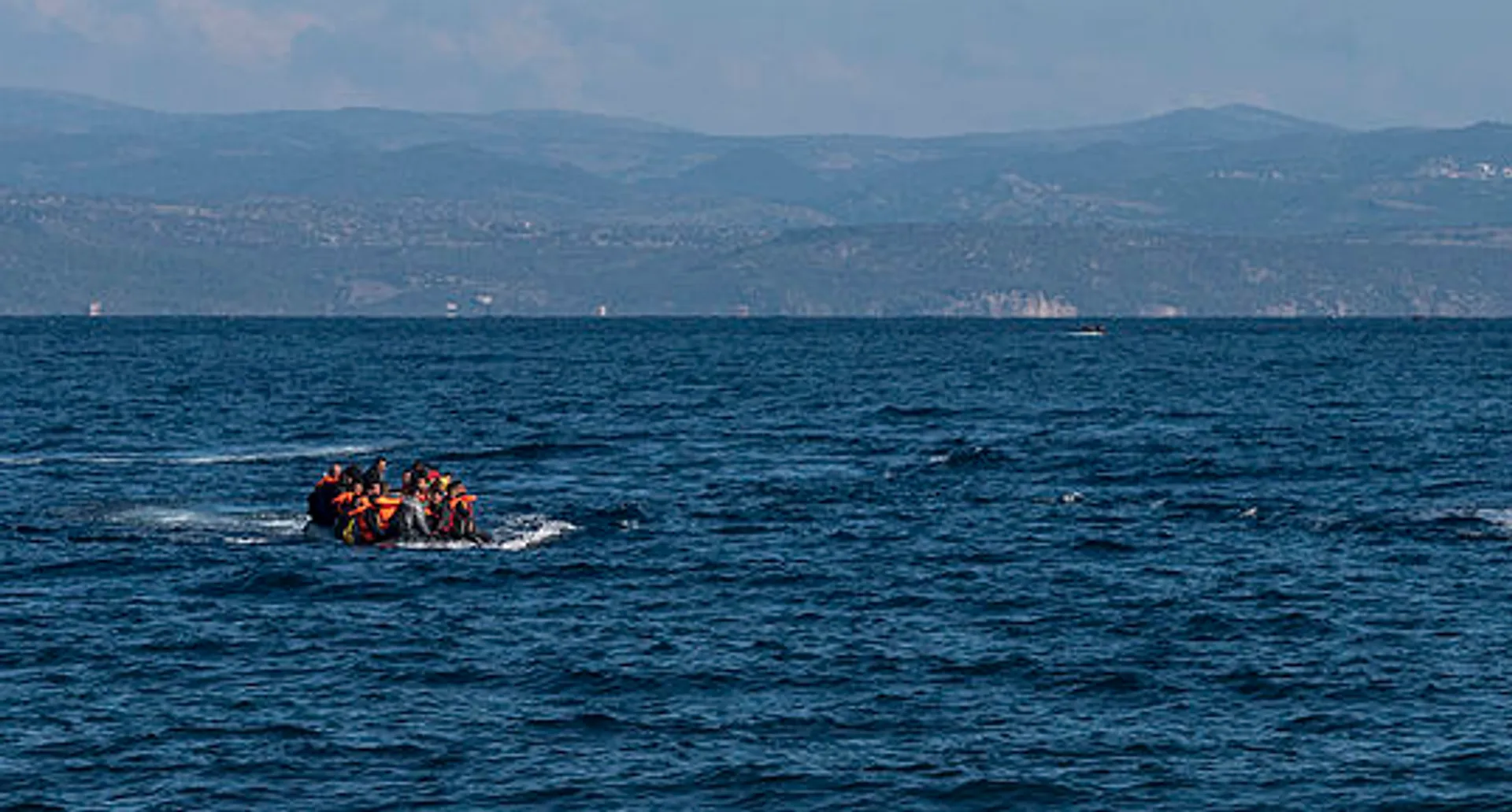 Afbeelding van Wanneer een boot vol vluchtelingen arriveert op Spaans toeristenstrand