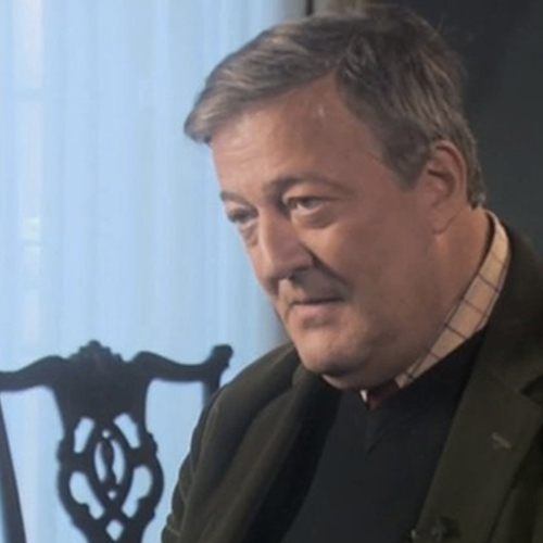 Deze bikkelharde kritiek op God gaat Stephen Fry mogelijk 25.000 euro kosten