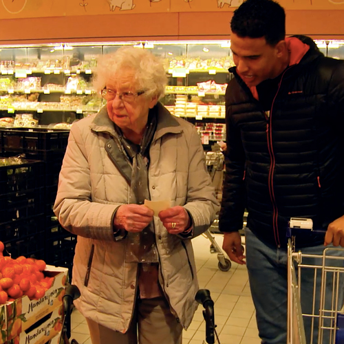 Pauw doet boodschappen met mevrouw Attasio-Janse (87)