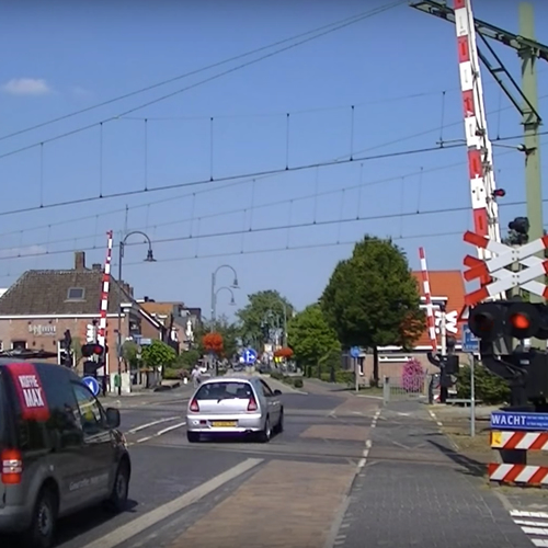 Dat scheelde weinig: het spoor oversteken terwijl de slagbomen dicht zijn