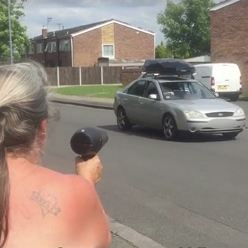 Deze Britse vrouw pakt hardrijders aan met haar föhn