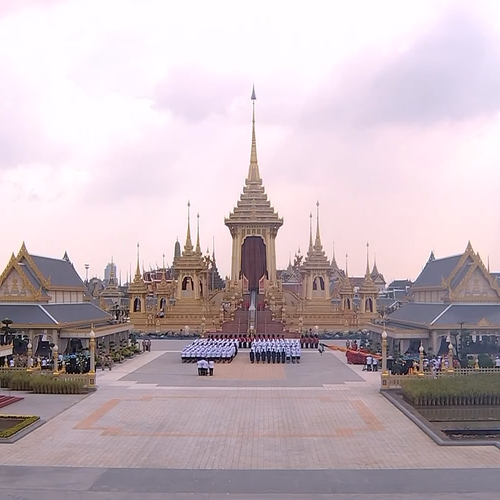 Koning Bhumibol is na een jaar van rouw gecremeerd