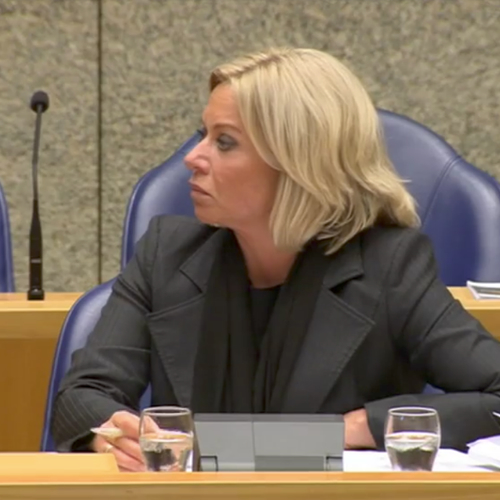 Jeanine Hennis treedt af na zwaar debat met de kamer