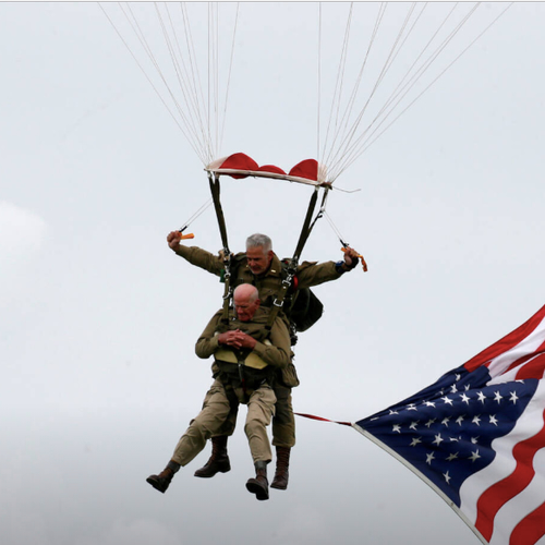 Video van de dag: 97-jarige veteraan maakt een parachutesprong D-Day