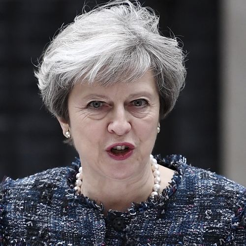 Theresa May blijft aan als premier ondanks nederlaag