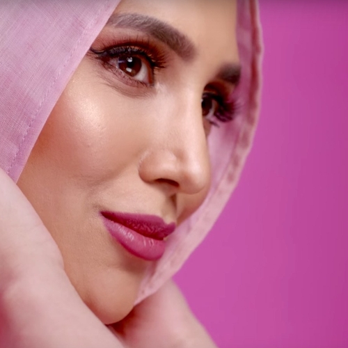 Britse moslima stopt als gezicht van L'Oréal-campagne na kritische tweets over Israël